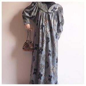 Vintage 1970s Elegant Black and Gray Floral Maxi Dress size M runs big! So cute!